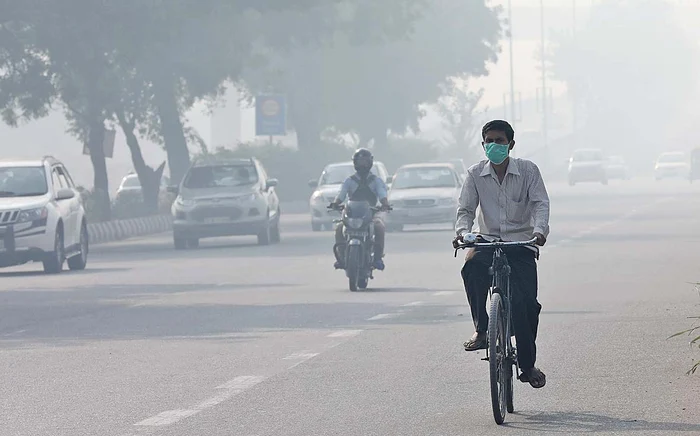 Un barman specializat în ”cocteiluri cu oxigen” prepară recipientele care vor fi livrate la domiciliul clientuluiFoto: EPA-EFE