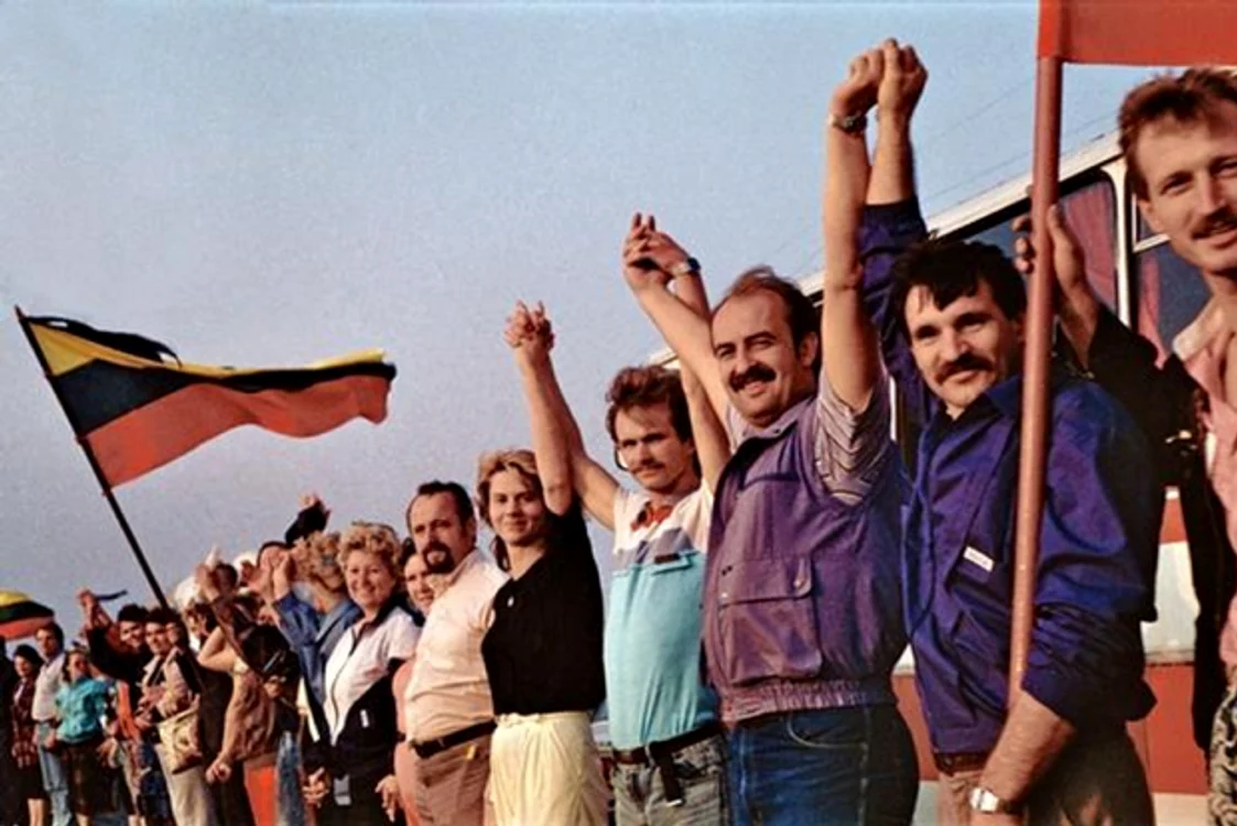 baltic way human chain protest 1989 620x414 png png