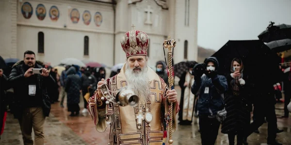 IPS Teodosie arhiepiscopul Tomisului la Mănăstirea Peştera Sfântului Apostol Andrei pelerinaj la 30 noiembrie Constanţa Sursa Facebook Arhiepiscopia Tomisului