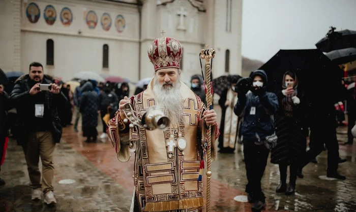 ÎPS Teodosie la Peștera Sfântului Andrei FOTO: Victor Dorobanțu