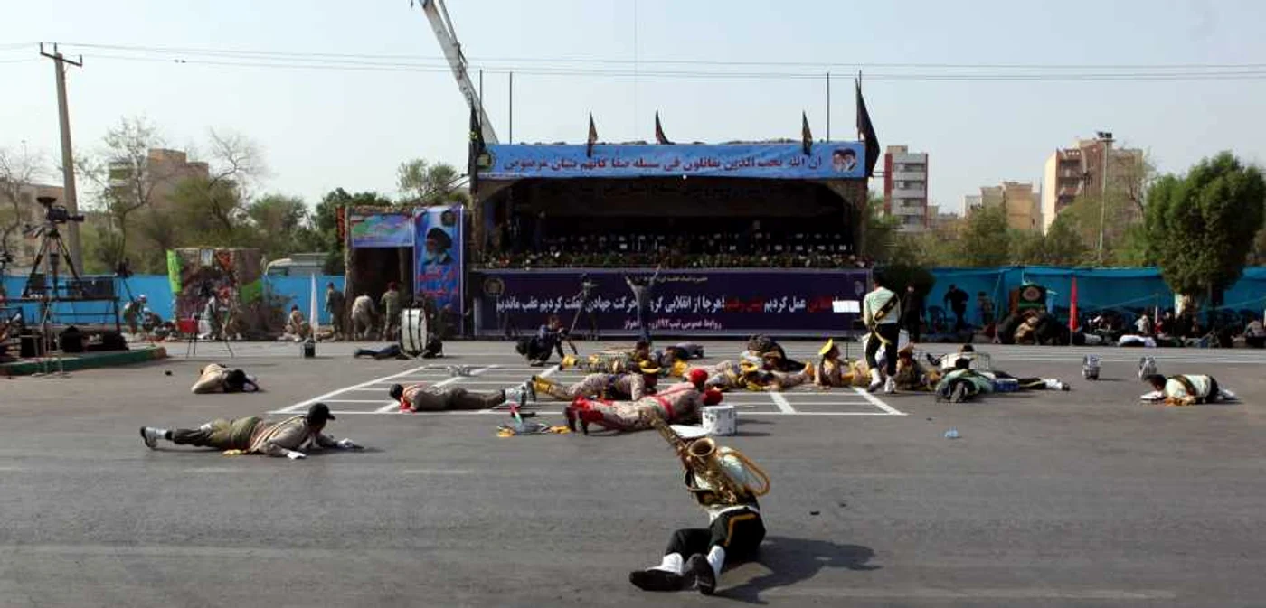 Soldaţi iranieni la pământ după ce au fost trase focuri de armă în timpul paradei militare Foto: EPA/EFE