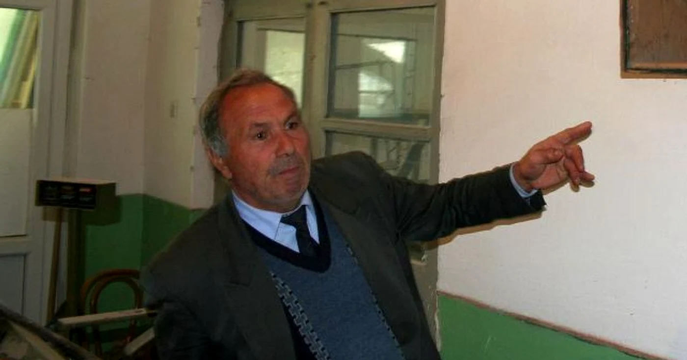 Învăţătorul Gheorghe Hrişcu este unul dintre cei mai apreciaţi dascăli din sat 