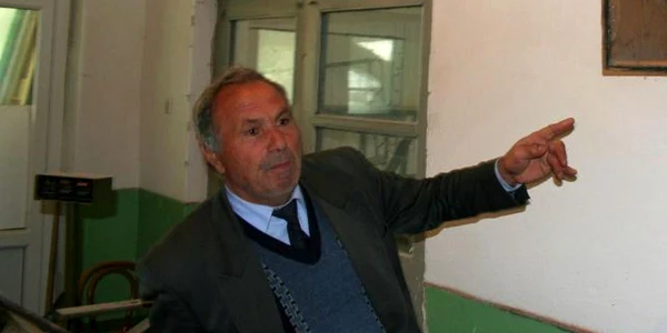 Învăţătorul Gheorghe Hrişcu este unul dintre cei mai apreciaţi dascăli din sat 