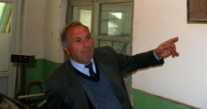 Învăţătorul Gheorghe Hrişcu este unul dintre cei mai apreciaţi dascăli din sat