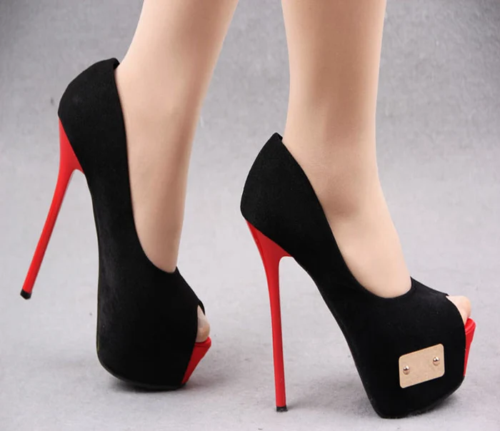 Pantofii cu toc combinaţi cu o pereche de jeanşi skinny pot cauza mai mult răuFoto: Shutterstock