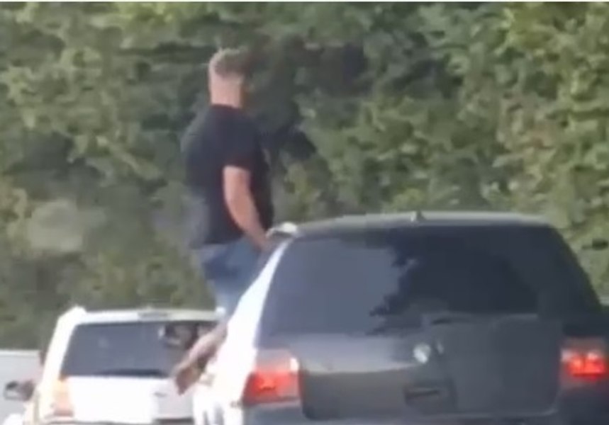 Inconștiență pe o stradă din Argeș. Tânăr filmat în timp ce stătea pe geamul unei mașini în mers VIDEO