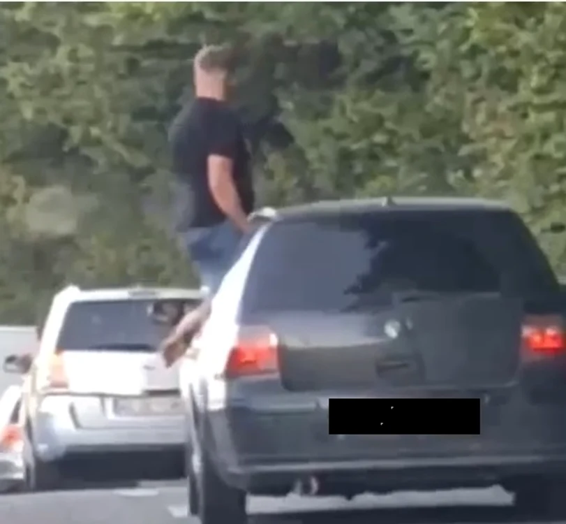 A fost filmat în timp ce stătea pe geamul unei mașini aflate în mers - Foto: Arhivă personală