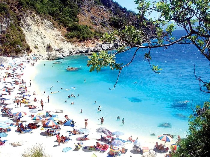 
    Experţii britanici avertizează că guvernul de la Atena va creşte taxele şi tarifele în staţiunile de vară  