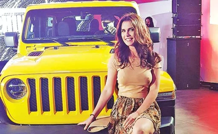 
    Aida Parascan,  cu minujup şi silicoanele la vedere  