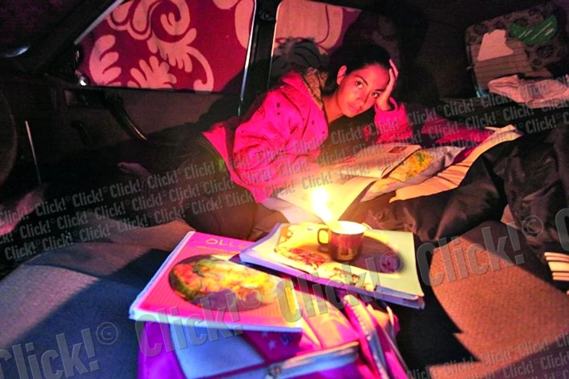 Georgiana îngheţa  de frig în maşină