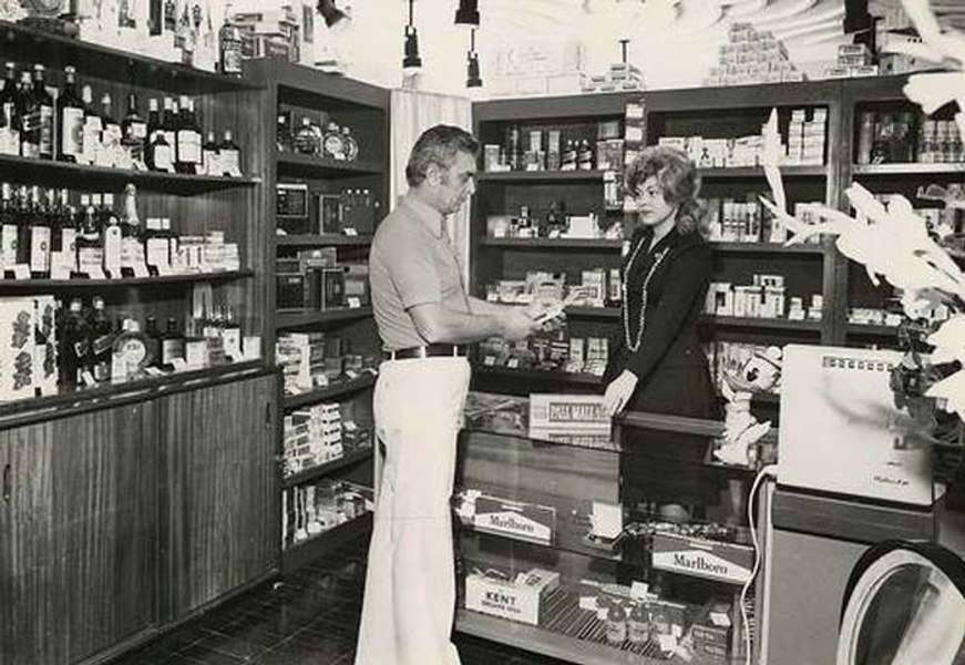 Shop-ul, magazinul interzis românilor. Era singurul loc în care găseai produse occidentale, vândute pe valută FOTO