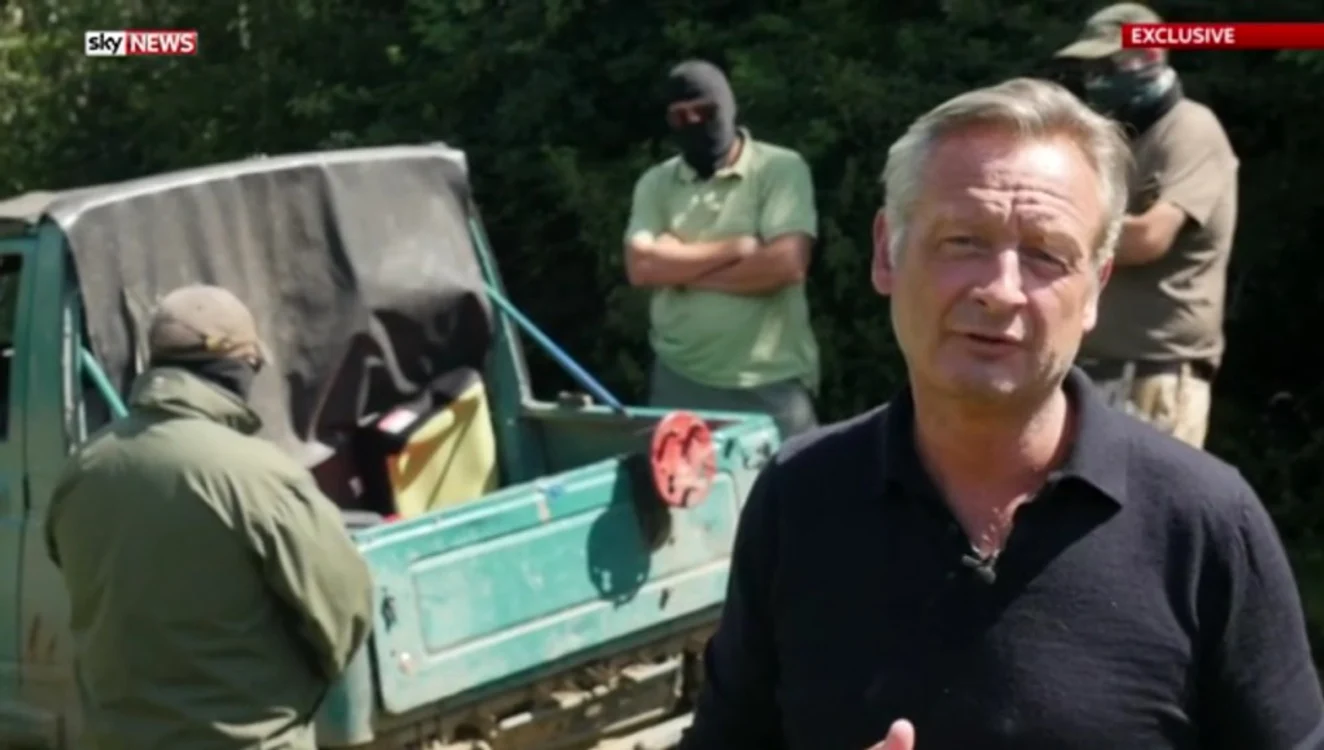 
    Cei care apar mascați în reportajul lui Stuart-Ramsay sunt prezentați în material drept traficanți de arme   