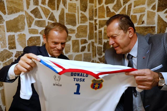 Președintele Consiliului Uniunii Europene, Donald Tusk, l-a invitat pe idolul său din tinerețe, marele sportiv Helmut Duckadam, să se întâlnească la SibiuFOTO: Facebook