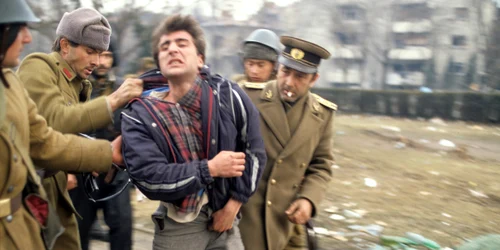 Tanar ridicat de soldați în Timișoara în timpul Revoluției Române, decembrie 1989GettyImages jpeg