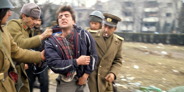 Tanar ridicat de soldați în Timișoara în timpul Revoluției Române, decembrie 1989GettyImages jpeg