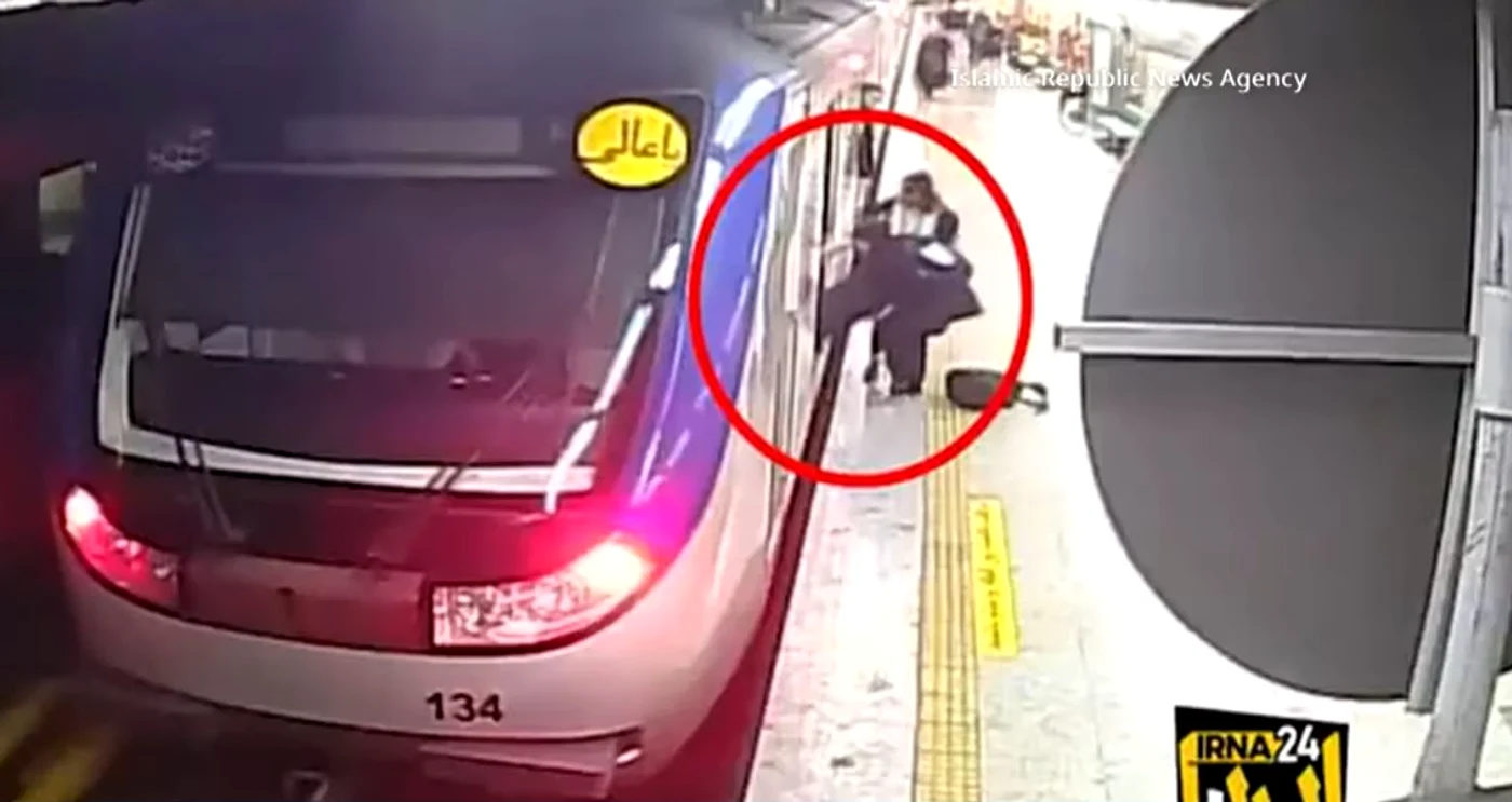 Armita Geravand a fost târâtă din metrou pentru că nu purta hijab FOTO Captură video