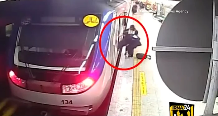 Armita Geravand a fost târâtă din metrou pentru că nu purta hijab FOTO Captură video