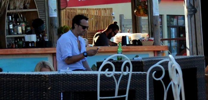 
    Dorian Boguţă a stat singur la o terasă din Vama Vechefoto: Blitz  