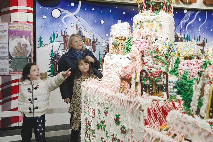 Creatorul petrece 365  de zile pentru conceperea  schiţelor şi a decorului