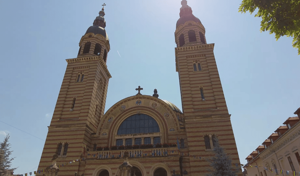 Două femei ridicate de jandarmi din fața Catedralei din Sibiu, duse la Psihiatrie