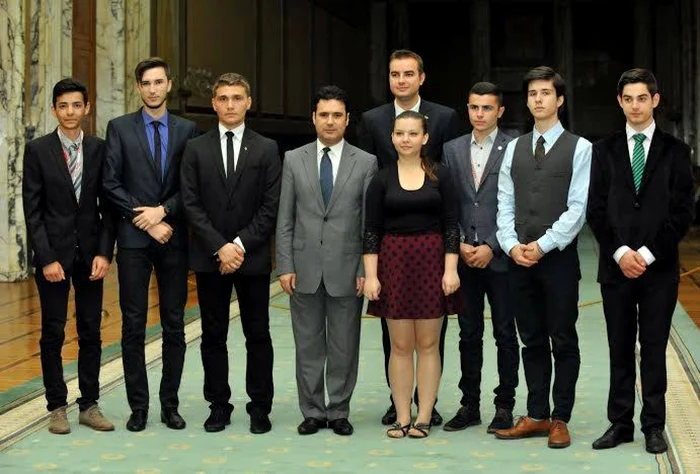 Lideri ai elevilor din mai multe judeţe, inclusiv din cele care condamnă lipsa de reacţie a CNE, la o întâlnire în iulie 2014 cu ministrul Educaţiei FOTO:CNE