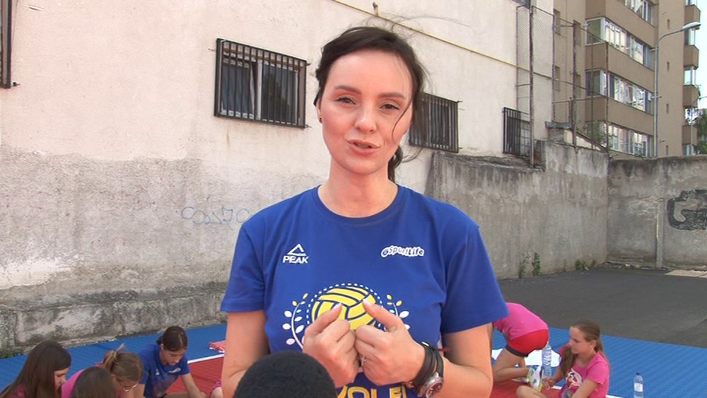 Tabără de terapie prin volei pentru copii, la Brașov. Ce îi învață psihologul sportiv