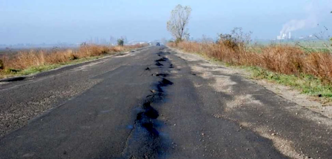 Aşa au ajuns să arate unele drumuri judeţene brăilene   FOTO Florentin Coman