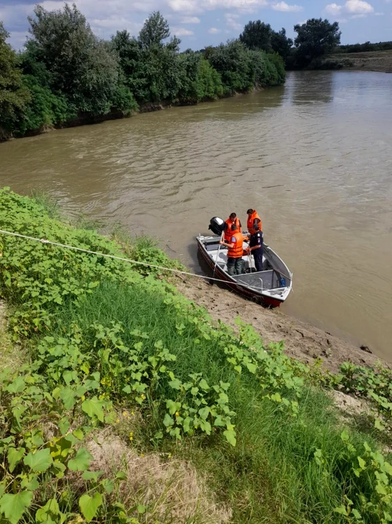 Trupul băiatului de 17 ani a fost găsit de pompieri după aproape 3 zile de căutări în râul Ialomiţa FOTO ISU Ialomiţa