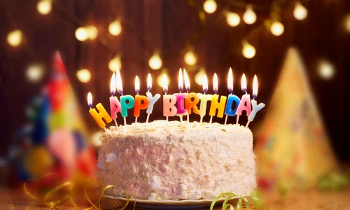 Tort aniversar - lumanari - zi de nastere FOTO Shutterstock 