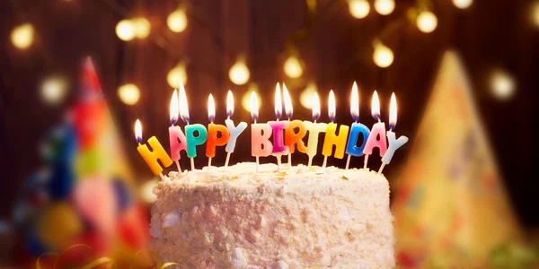 Tort aniversar - lumanari - zi de nastere FOTO Shutterstock
