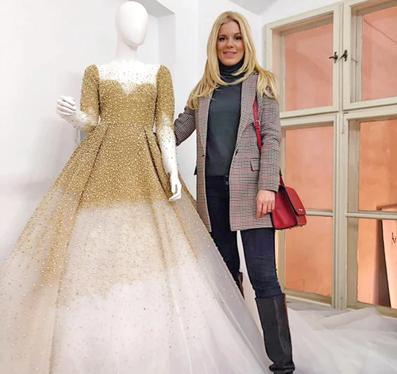 
    Designerul Laura Maxim  şi rochia la care visează  tinerele domniţeFoto: Facebook / Laura Maxim  