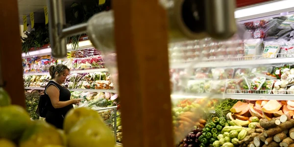 O femeie cumpara alimente in Caracas