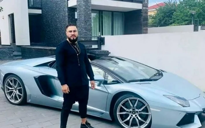 Cristi Spăidăr alături de un Lamborghini lângă care îi place să se afişeze Foto: Facebook/pagina personală