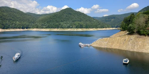 lacul vidraru pe jumatate secat jpg