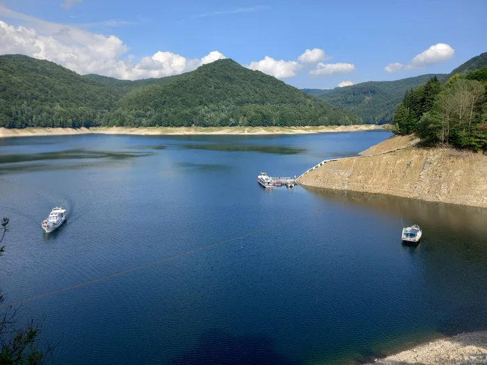 Hidroelectrica a reluat golirea Lacului Vidraru FOTO: Adevărul