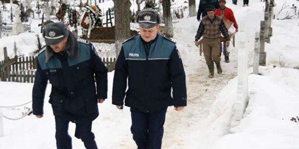 Sicriul lui Gheorghe Dăscălaşu a fost scos ieri din mormânt şi dus la morga Spitalului din Fălticeni