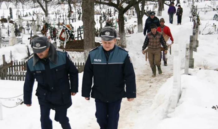 Sicriul lui Gheorghe Dăscălaşu a fost scos ieri din mormânt şi dus la morga Spitalului din Fălticeni