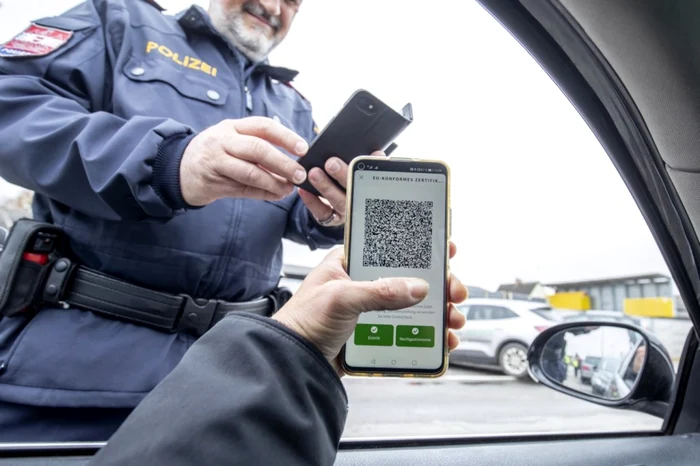 Poliţia verifică certificatul verde Foto AFP