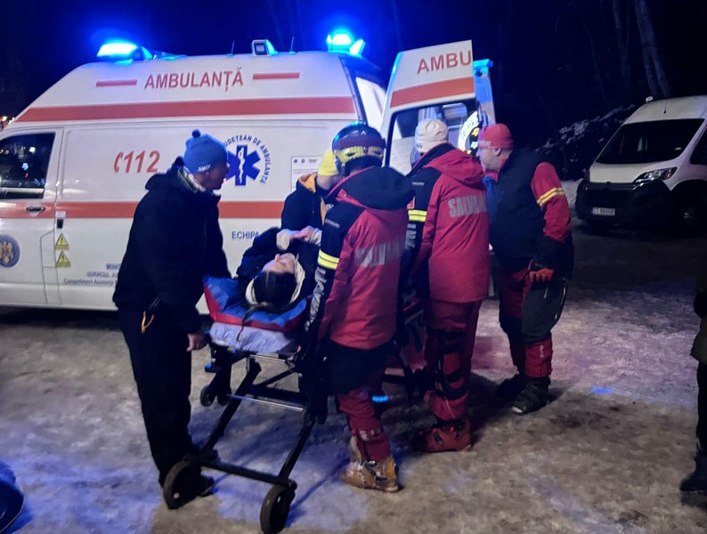 Caz grav pe pârtia Clăbucet. O persoană a pierdut controlul saniei, a trecut printr-un gard de sârmă și a căzut de la o înălțime de peste 2 metri
