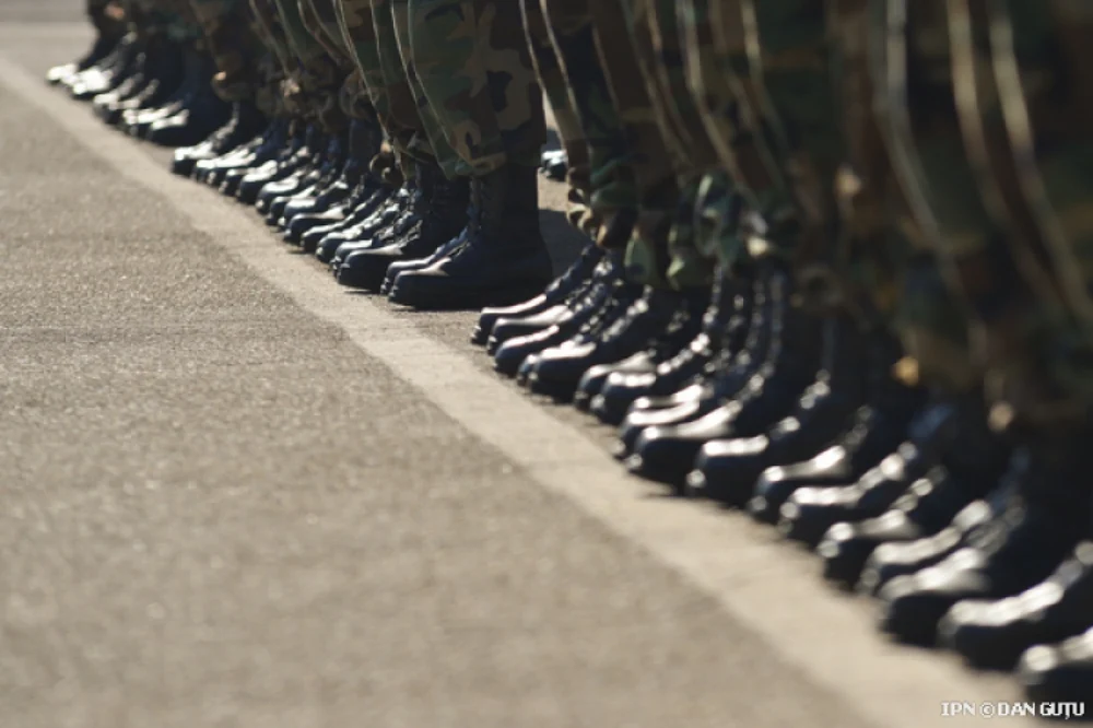 Românii, de acord cu introducerea stagiului militar pe bază de voluntariat. Cum se împart opiniile între votanții partidelor parlamentare