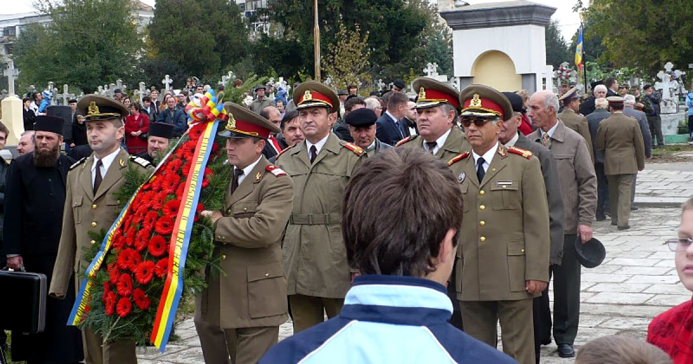Militarii activi şi veteranii de război depun flori la mormântul eroilor