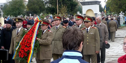 Militarii activi şi veteranii de război depun flori la mormântul eroilor 