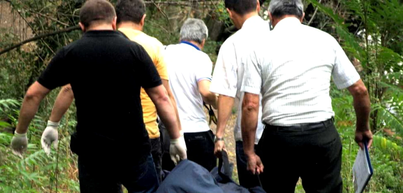 Cadavrul a fost transportat la SMJL Hunedoara. FOTO: Daniel Guţă. ARHIVĂ.
