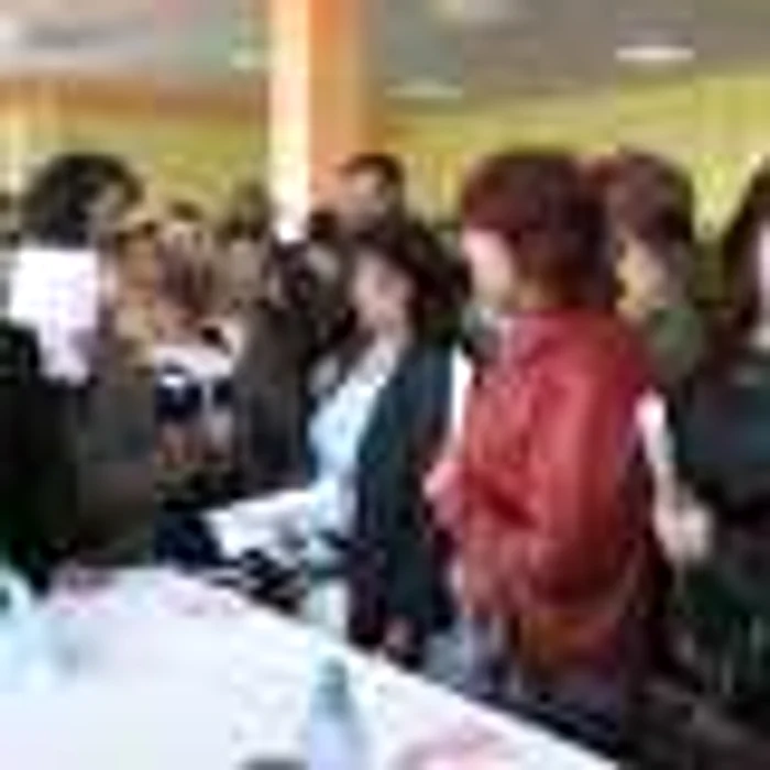 Numărul şomerilor este de sute de ori mai mare decât cel al locurilor de muncă disponibile.