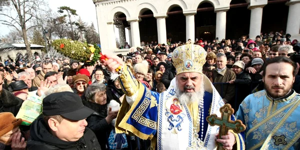 Peste 3.000 de oameni au luat apă sfinţită de la Patriarhie.