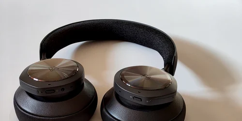 Casti de gaming wireless Bang & Olufsen Beoplay Portal FOTO Adrian Pogîngeanu