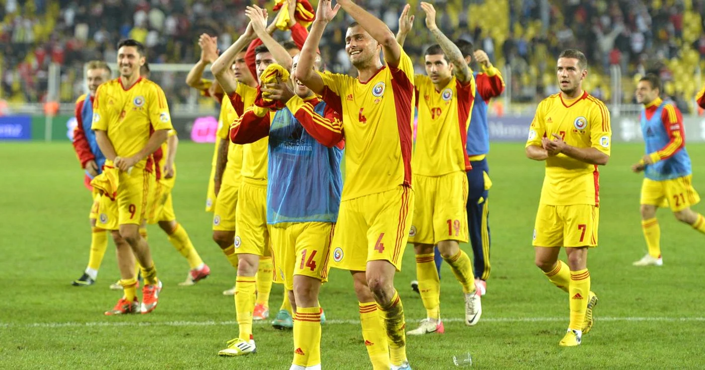 Tricolorii se bucură la finalul partidei pe care au câştigat-o contra Turciei, aplaudându-şi fanii pentru susţinerea acordată FOTO Mediafax