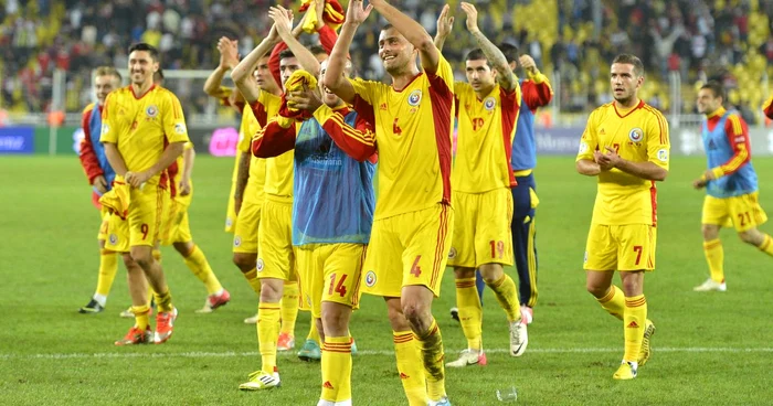 Tricolorii se bucură la finalul partidei pe care au câştigat-o contra Turciei, aplaudându-şi fanii pentru susţinerea acordată FOTO Mediafax