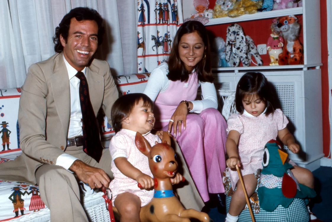 Julio Iglesias, cu Isabel și doi dintre cei trei copii ai lor. FOTO: Profimedia