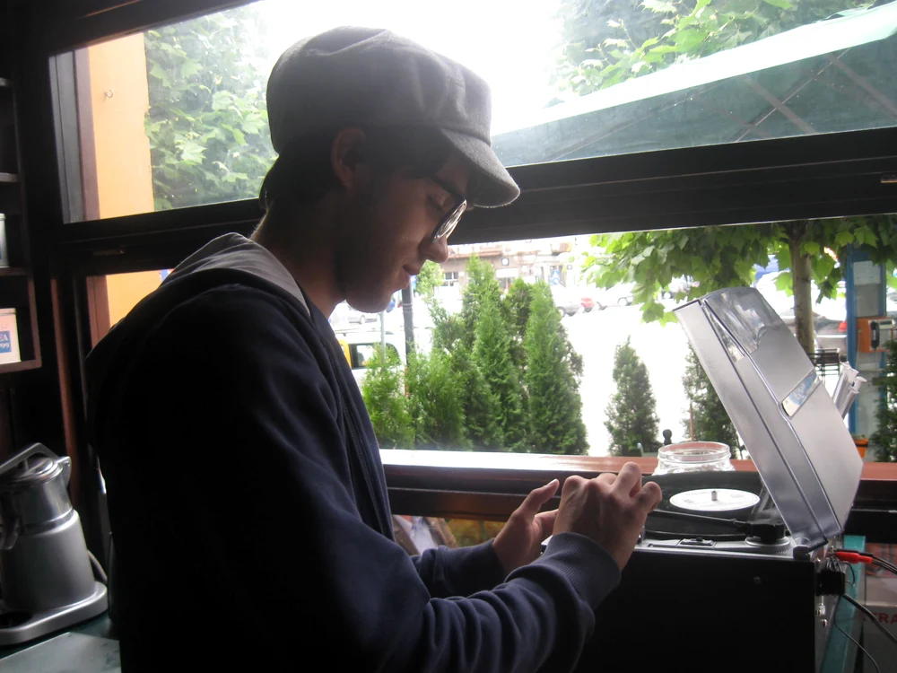 Patronul localului pune muzică jazz pe pick-up. Are o colecţie impresionantă de discuri vinil.